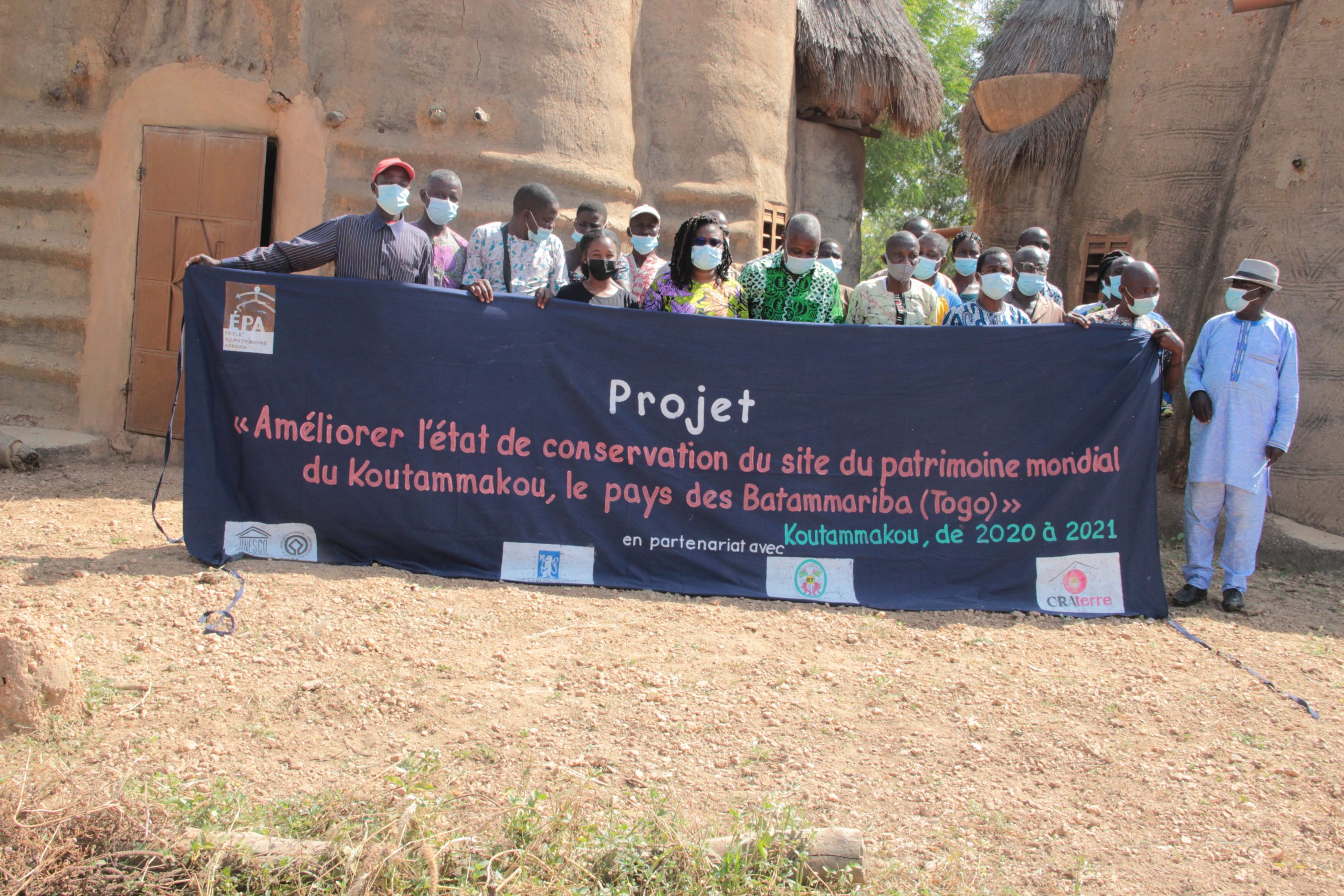 Lire la suite à propos de l’article Chantier participatif de conservation des Sikien, dans le cadre du projet d’amélioration de l’état de conservation du site du Koutammakou-Togo
